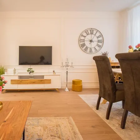 Trixi Maksimijan 아파트 *