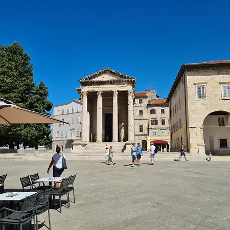 Trixi Maksimijan 아파트