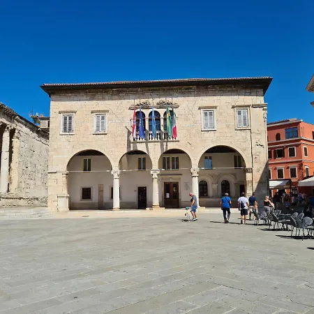 Trixi Maksimijan 아파트 풀라