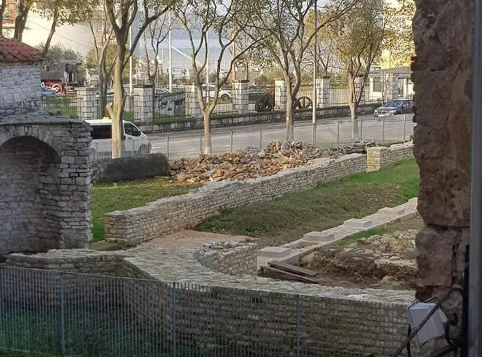 Trixi Maksimijan 아파트 *