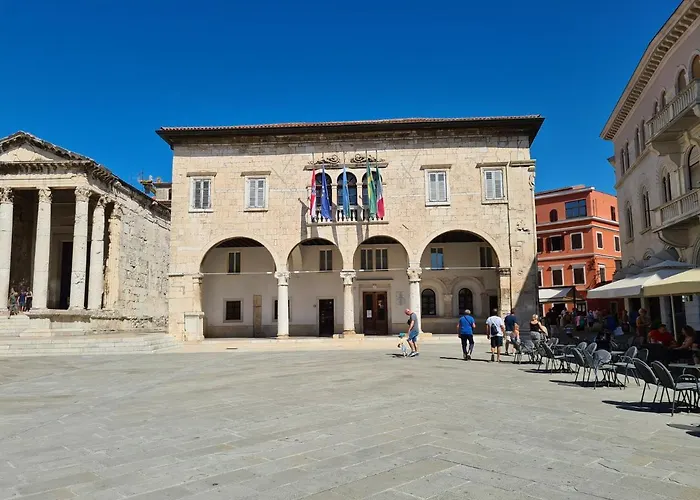 Trixi Maksimijan 아파트 풀라