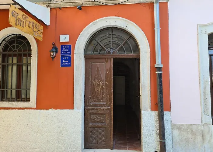 Trixi Maksimijan 아파트 *