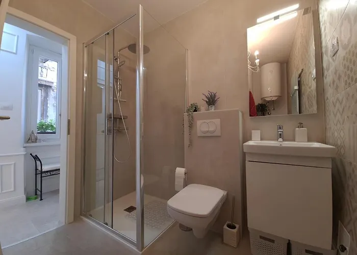 Trixi Maksimijan 아파트 풀라